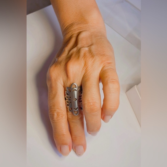 NWT STAINLESS STEEL RING Silver Laser Cut Pattern WOMEN, Size 9 - Picture 8 of 15